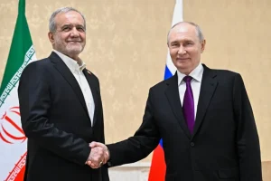 Tổng thống Nga Vladimir Putin (bên phải) và Tổng thống Iran Masoud Pezeshkian chụp ảnh lưu niệm bên lề Hội nghị thượng đỉnh Cộng đồng các quốc gia độc lập (CIS) tại Turkmenistan [Sergei Bobylev/Sputnik/Handout/Kremlin via AP Photo]