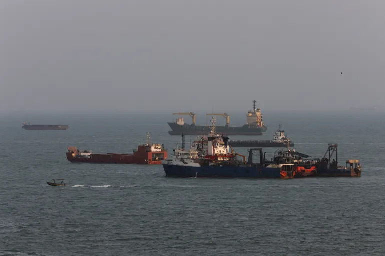Iran tuyên bố tiếp tục đóng cửa eo biển Hormuz: Lập trường vừa đánh vừa đàm