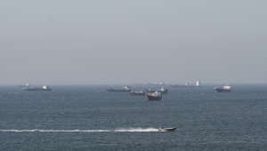 Các tàu biển và tàu chở dầu di chuyển trong eo biển Hormuz ngoài khơi Musandam (Oman) ngày 18-4, trước khi Iran tuyên bố tái kiểm soát eo biển. Ảnh: Reuters