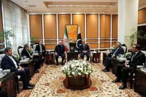 Thủ tướng Pakistan Shehbaz Sharif tiếp Chủ tịch Quốc hội Iran Mohammad Bagher Ghalibaf tại Islamabad để tham gia cuộc đàm phán với Mỹ ngày 11/4 (Ảnh: Reuters).